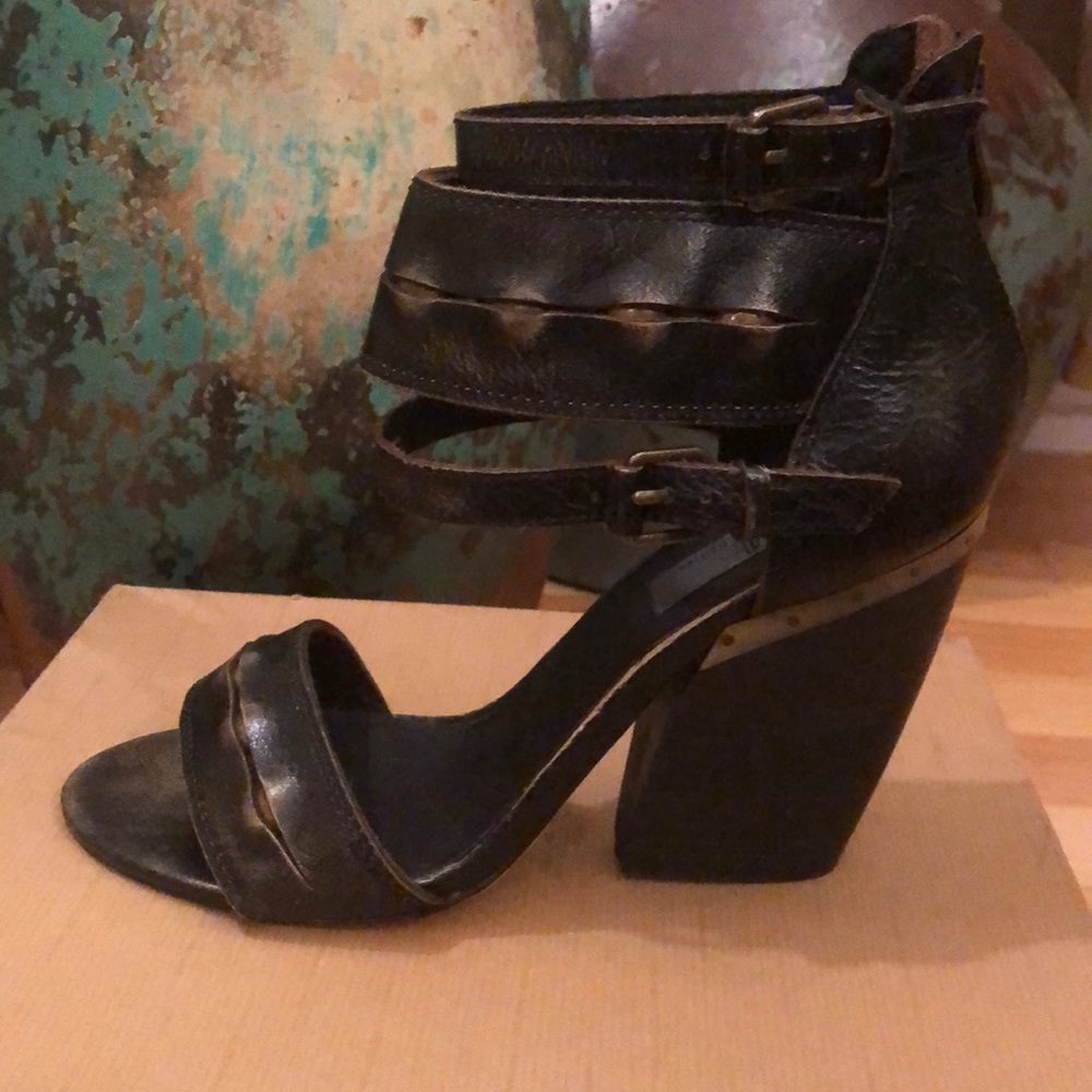 💎SOLD💎Mia Limited Edition Leather Sandals - Picture 4 of 8